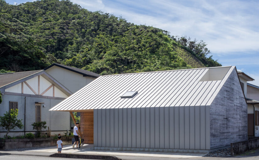建築家・酒井一徳による奄美大島の市街地に、穏やかな内庭を抱く住まい「大熊の家」