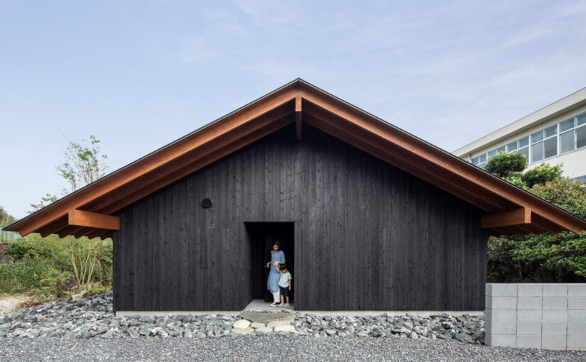 地中に沈み、庭にひらく──建築家・酒井一徳による風土と記憶に寄り添う住まい「鹿屋の家」