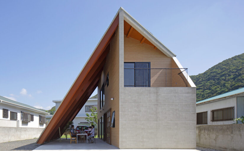 屋根を立てかけるという解答──建築家・酒井一徳による奄美の気候と暮らしを受け止める「大屋根の家」