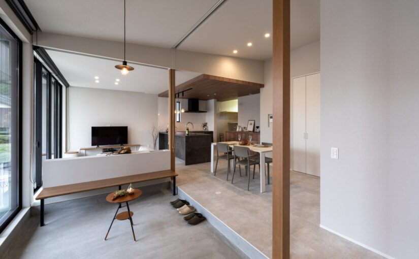 大きな土間リビングで家族が集う、建築家による内と外がつながる平屋の住まい