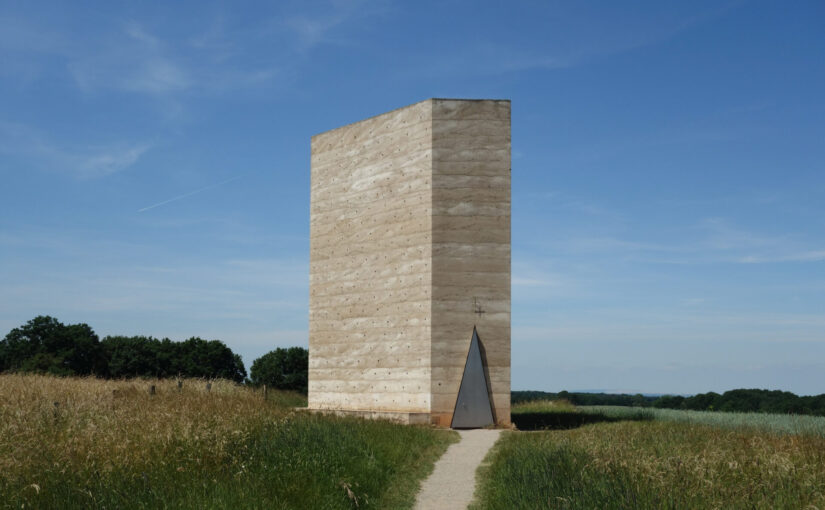 畑の中のモノリスへ。ピーター・ズントーによる「ブラザー・クラウス野外礼拝堂」で体験する光と闇