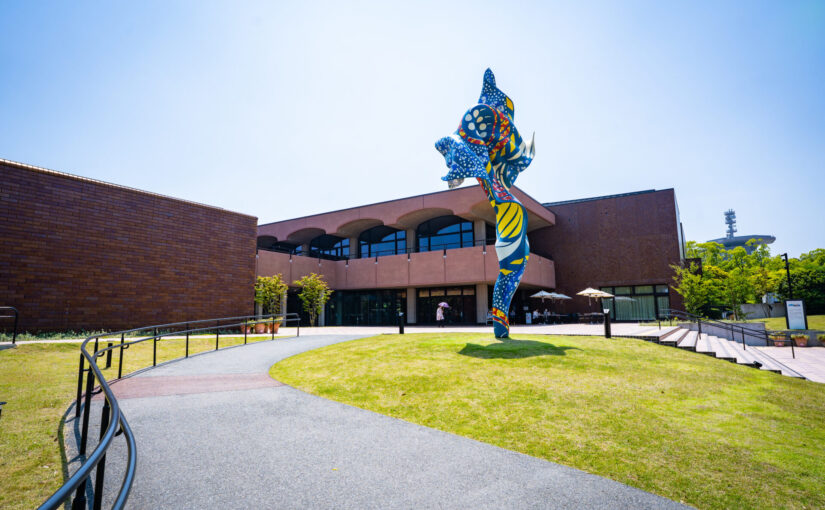 前川國男による「福岡市美術館」。大濠公園の“水と緑”にレンガ色のタイルと水平線でひらくモダニズム。