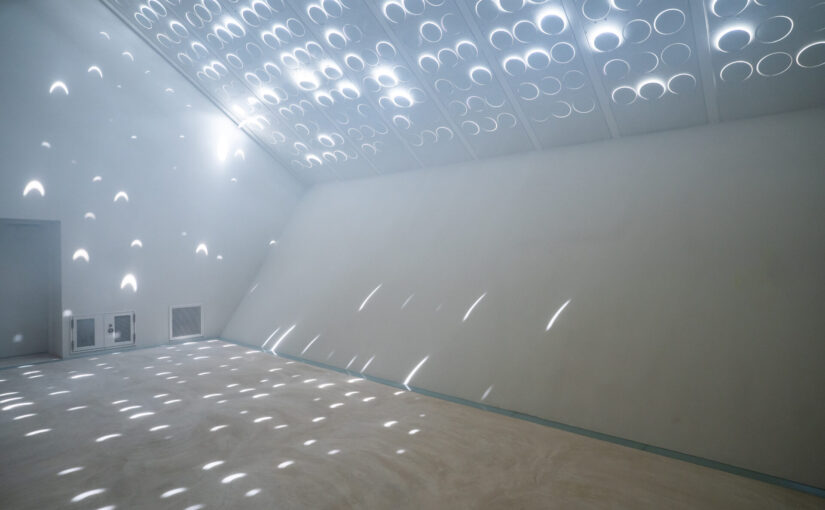 自然が毎回“違う展示”になる。大分・長崎鼻にあるanno lab初の常設美術館「不均質な自然と人の美術館」