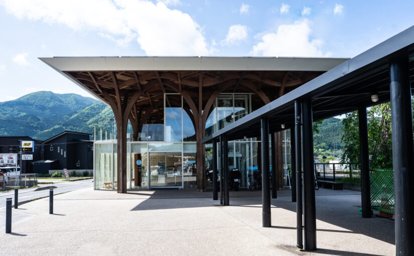 坂茂による由布院駅前に現れた“木の大屋根”の建築「由布市ツーリストインフォメーションセンター（YUFUiNFO）」