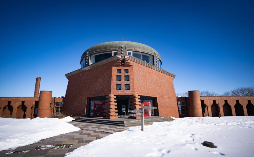 釧路湿原に浮かぶ“赤レンガの船”。毛綱毅曠「釧路市湿原展望台」を歩く。