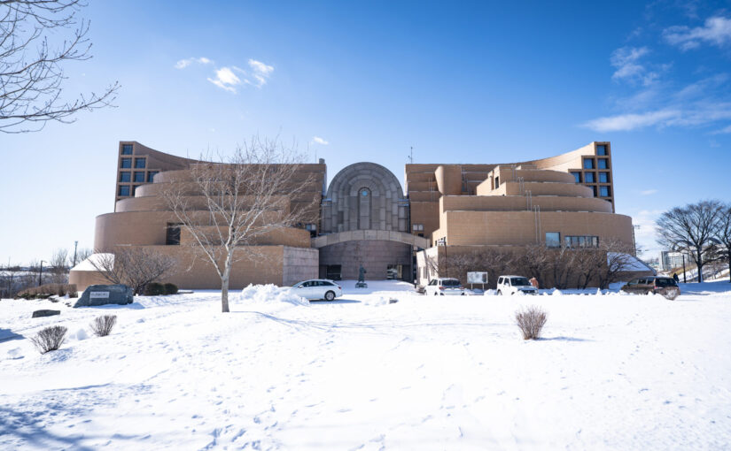 タンチョウが翼を広げる象徴的な博物館。毛綱毅曠が手がけた「釧路市立博物館」