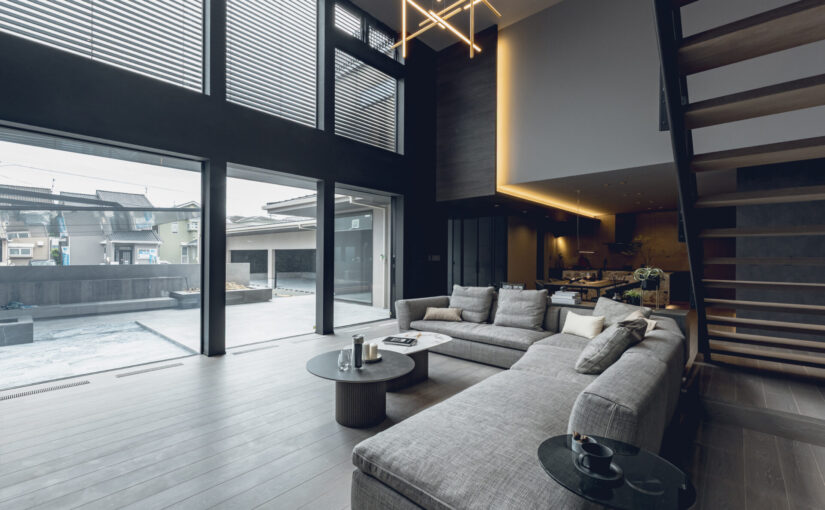 門をくぐった瞬間、スケールが反転する。内へひらく玄関とLDK「本物志向の邸宅」