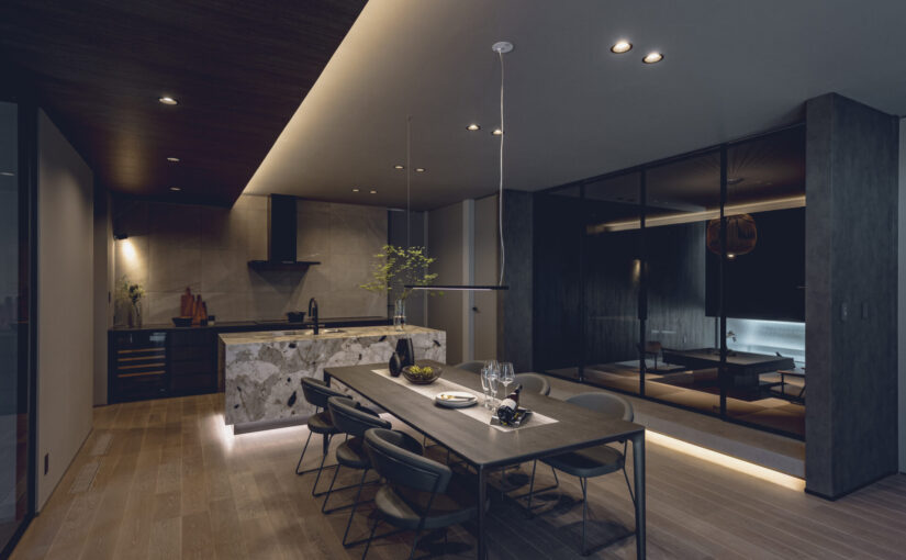 黒を選び、光で調整する。インテリアが導く住空間のバランス「本物志向の邸宅」