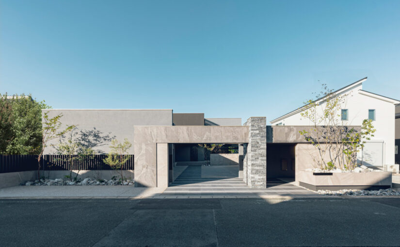 街から切り離されるための壁。クローズド外構が生んだ、もう一つのリビング「本物志向の邸宅」