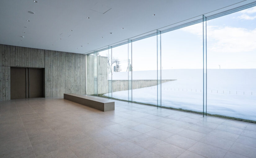 建築家・藤本壮介が故郷、北海道の東神楽町で手がけた「大雪葬斎場」は大雪の稜線にひらく葬送建築