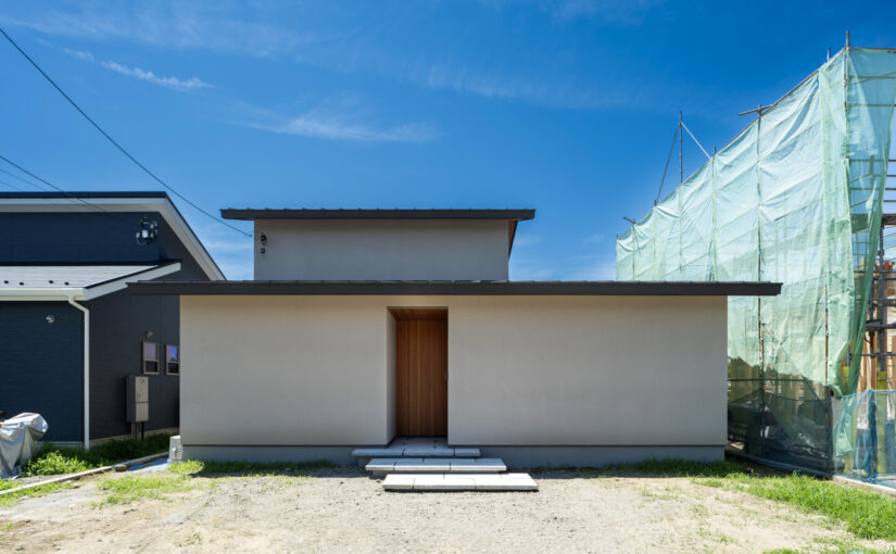 南の畑景を独り占めする、建築家が手がけた凛として穏やかな夫婦の住まい「まどり」