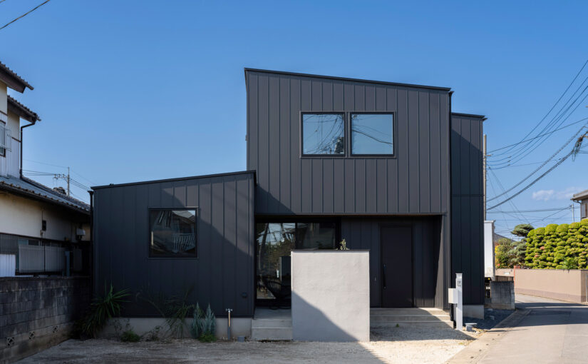 「愉し囲し」建築家が手がけたテラスを中心に内と外が溶け合う、家族の時間を豊かにする住まい