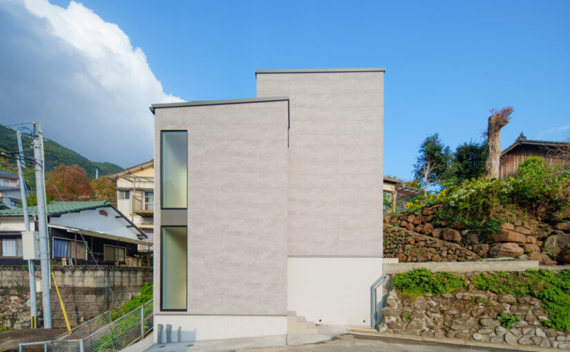 建築家のアイディアと設計力で高低差を味方につけた、縦に広がる家族の住まい「塔の家」