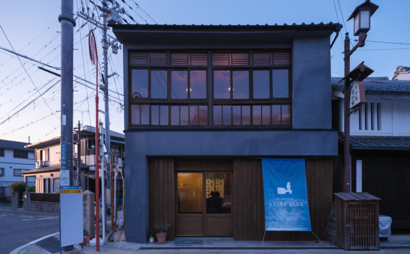 時を繋ぎながら町を照らす空間、atelier umi/建築家・藤田時彦による「wine shop AZURE BLUE」