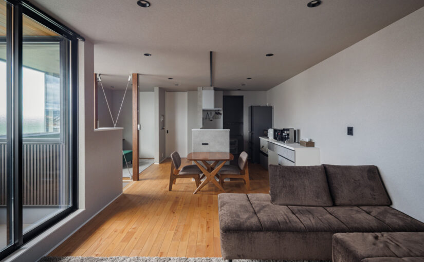 建築家が手がけた「時間をつくる家」は、 暮らしの動線から生まれる、豊かな余白を生む