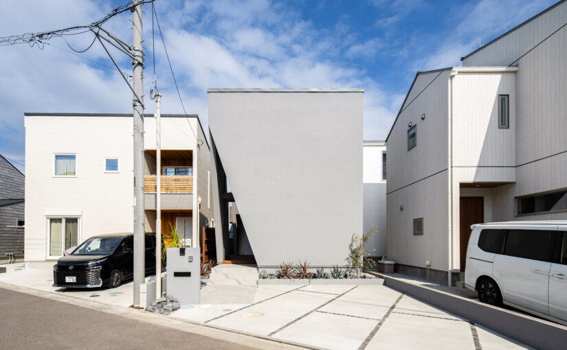 喧騒から離れた寛ぎの住まい——分譲地に建つ、光と壁が織りなす「1/fの家」