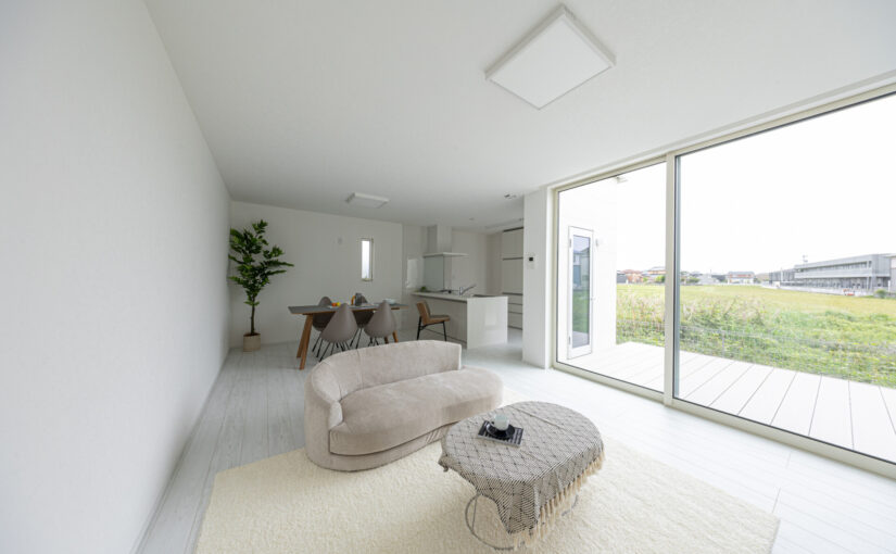白い空間が呼吸する——テラスとLDKが一体となる、ずっと家にいたくなる平屋「白い家」の内側