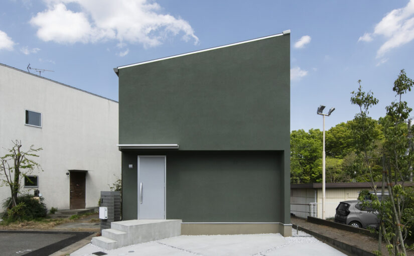 窓のないファサードが問いかけるもの。ホテルライクな住まい「童心が息づく、創造の余白」