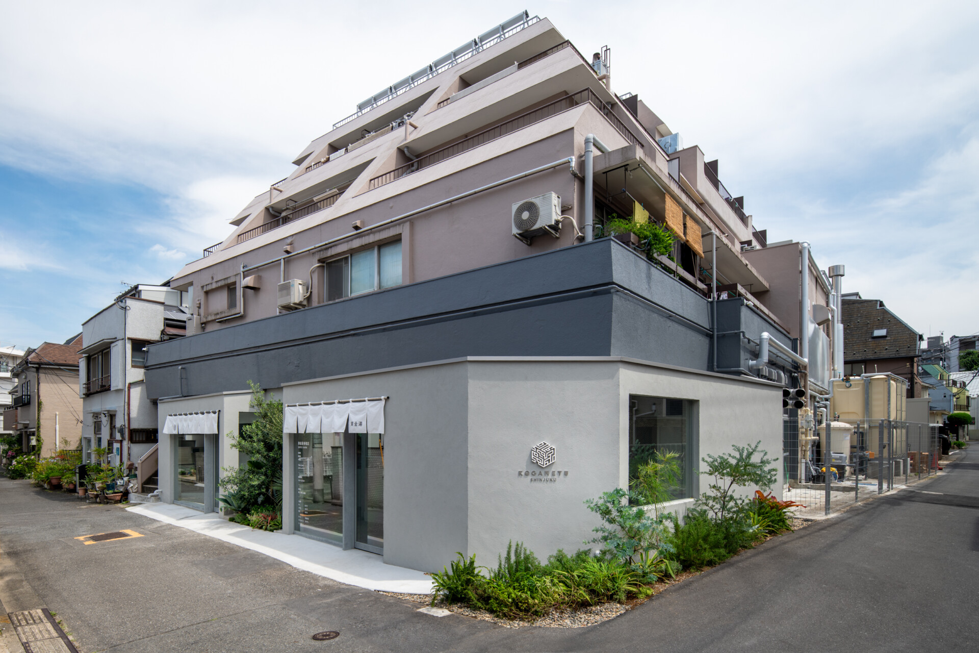 「黄金湯 新宿店」にリニューアルしたファサード