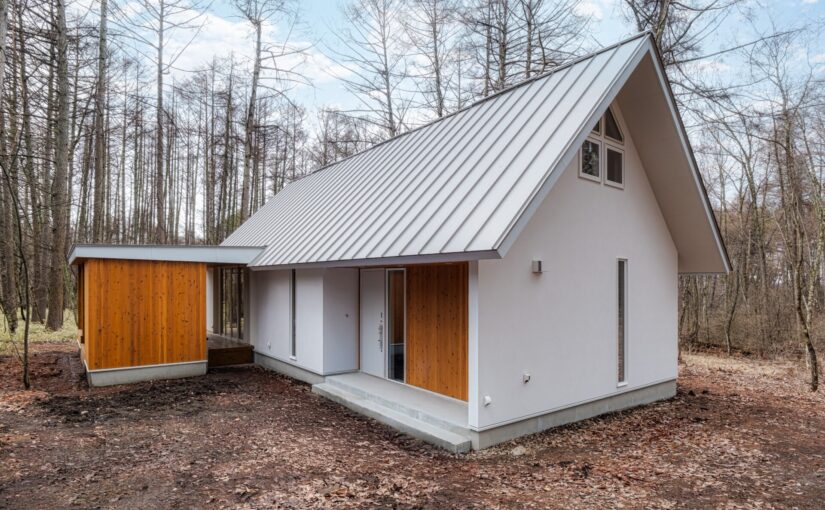 建築家が手がけた「森と共鳴する家」木々の合間に佇む、長野・原村の別荘とのびやかなLDK